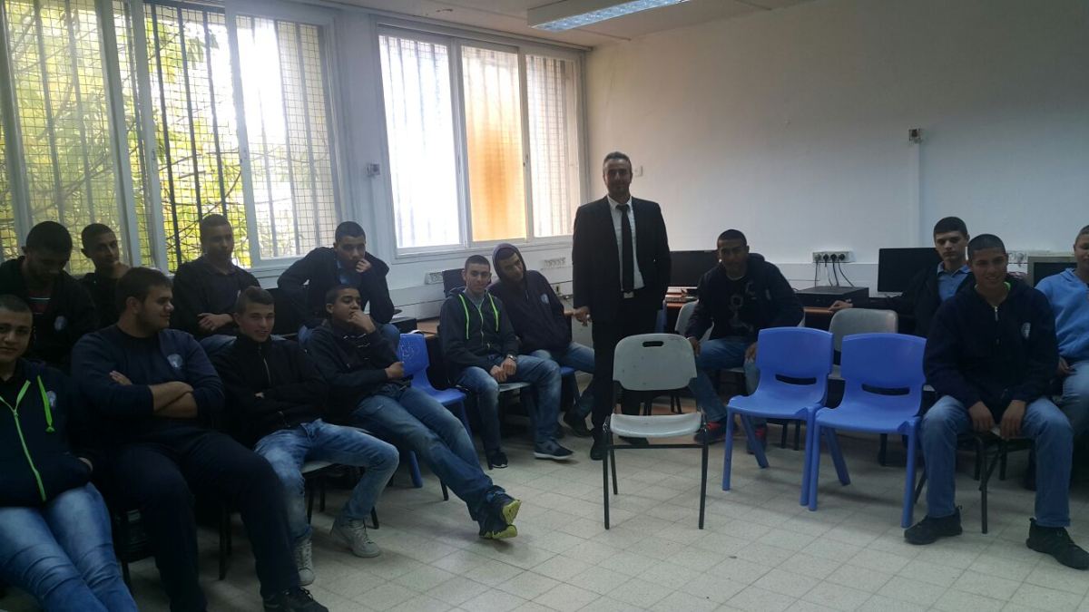 المحامي باسم الحتو يلقي محاضرات للطلاب في مدارس مدينتي اللد والرملة